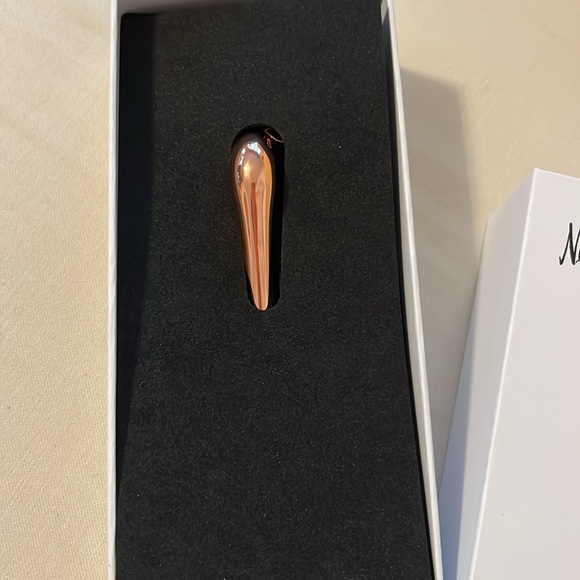 Neiman Marcus Face Contour Roller In Rose Gold - NEW - Picture 2 of 4